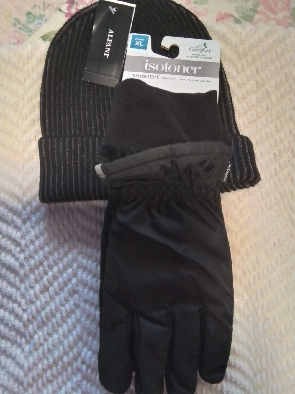 isotoner Black Ribbed Knit Hat with Black Winter Gloves